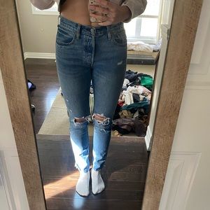 Levi jeans ripped medium wash